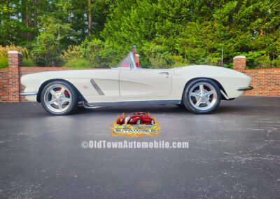 1962 Corvette in White and red interior - exterior