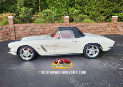 1962 Corvette in White and red interior - with black soft top